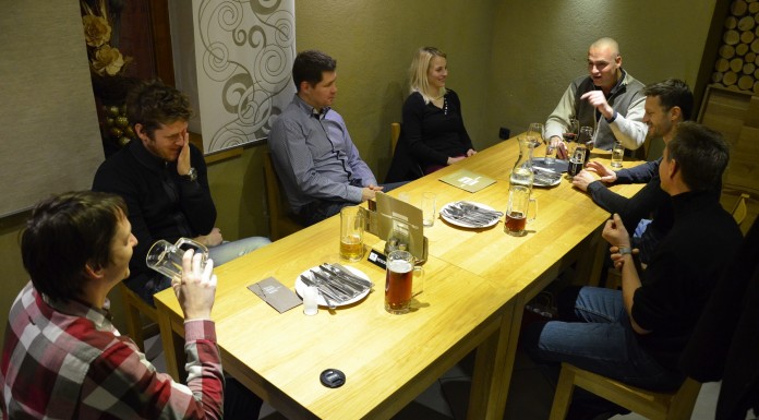 FOTO: Ekipa ona-on na božično-novoletni večerji