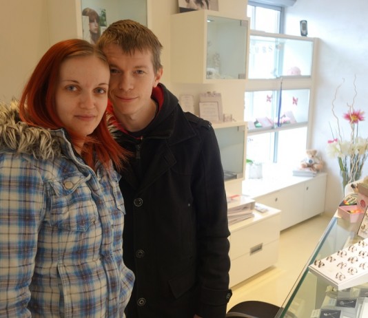 FOTO: Svojo ljubezen bosta izražala z izbranima prstanoma