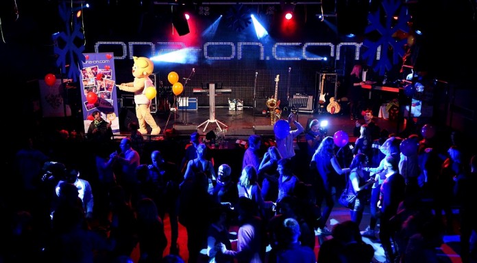 FOTO in VIDEO: Kresanje iskric med okoli 1000 obiskovalci Največjega Zmenka na Slepo v S-LOVE-niji 8!