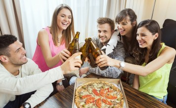 Zakaj se ne smemo odreči prijateljem, ko smo v partnerstvu?