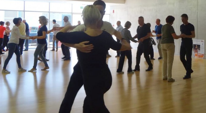 FOTO: Plesna delavnica za samske postregla s plesnimi koraki in novimi prijateljstvi
