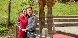 FOTO ~ Sanjska ona-on.com poroka: Monika & Borut sta ob ribniku okušala žlahtno penino in sladke torte