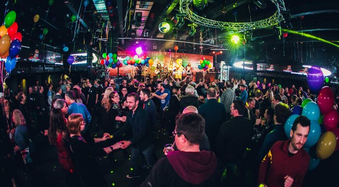 FOTO in VIDEO: Kresanje iskric in zaljubljeni pogledi ob glasbenih nastopih in spoznavnih igrah na Največjem spoznavnem žuru