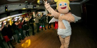 FOTO: Ples v maskah za samske ob krofih in spoznavanju