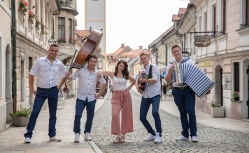 Nepogrešljiva glasba za žur na poroki Urše in Sandija