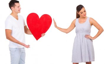 Kako se izogniti zavrnitvi, ko pristopiš do punce?