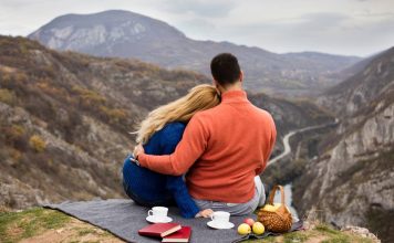 Ljubezenske zgodbe ona-on.com parov: Na zmenek pod zvezdami je prinesel piknik košaro