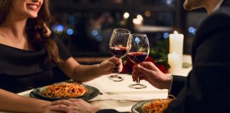 Kaj moški opazijo na prvem zmenku? ona-on-zmenki-podnapisi-za-moske