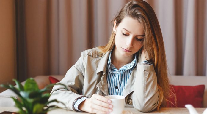 Zakaj ženske zapustijo moške, ki jih ljubijo: kar bi moral vedeti vsak moški ona-on-zmenki-razpad-zveze