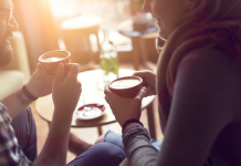 Moja zgodba: Za mizo sedi in se mi smeji sošolec iz srednje šole