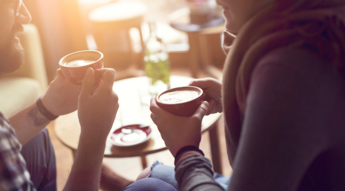 Moja zgodba: Za mizo sedi in se mi smeji sošolec iz srednje šole