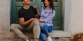 Zakaj bi morali pari, ki so se spoznali na ona-on.com, ponosno deliti svojo zgodbo?