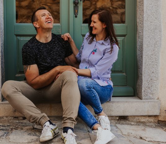 Zakaj bi morali pari, ki so se spoznali na ona-on.com, ponosno deliti svojo zgodbo?