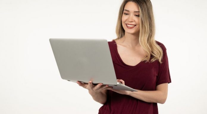 Od pikslov do strasti: Razkrivanje skrivnosti uspeha spletnih zmenkov