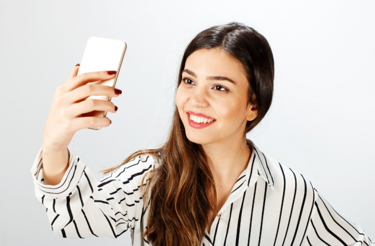 5 trenutnih trendov, ki spletno spoznavanje vračajo k pristnosti