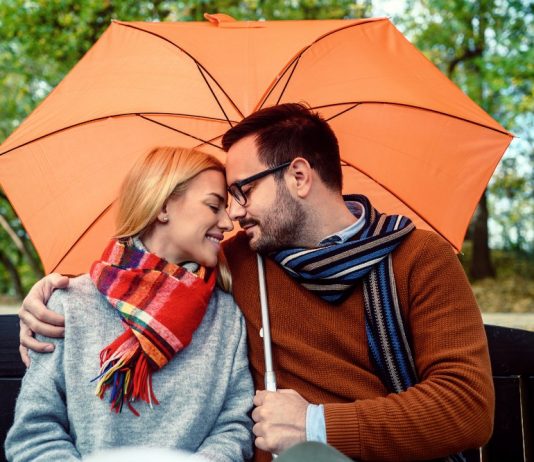 Sezona “iskanja objemov”: Zakaj si v hladnejših dneh vsi želimo partnerja?