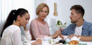 Partnerski odnos in primarna družina: Kako najti ravnovesje, ko si med dvema ognjema?