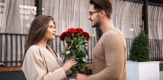 Dan žena in dan mučenikov: Kdo danes nosi rože in kdo trne?